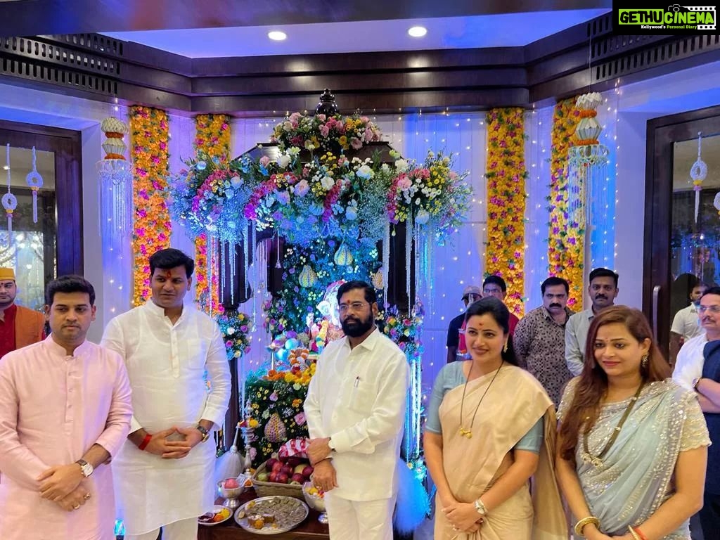 Navaneet Kaur Instagram - महाराष्ट्र राज्याचे मुख्यमंत्री मा ना एकनाथ जी शिंदे साहेब यांच्या मुंबई येथील वर्षा निवास्थानी जाऊन श्री गणरायाचे दर्शन घेतले. या वेळी खासदार श्रीकांत जी शिंदे सह पत्नी व आमदार रवीजी राणा उपस्थित होते.