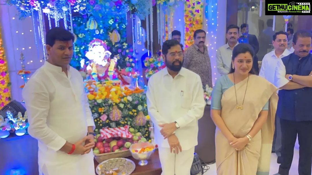 Navaneet Kaur Instagram - महाराष्ट्र राज्याचे मुख्यमंत्री मा ना एकनाथ जी शिंदे साहेब यांच्या मुंबई येथील वर्षा निवास्थानी जाऊन श्री गणरायाचे दर्शन घेतले. या वेळी खासदार श्रीकांत जी शिंदे सह पत्नी व आमदार रवीजी राणा उपस्थित होते.