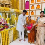 Navaneet Kaur Instagram - मुंबई येथील सागर निवासस्थानी महाराष्ट्र चे लाडके उप-मुख्यमंत्री मा ना देवेंद्र जी फडणवीस साहेबांच्या आई च्या उपास्थित श्री गणरायाचे दर्शन घेतले व आईचा आशीर्वाद घेतला. यावेळी आमदार रवीजी राणा उपस्थित होते. #ganeshotsav #ganpati #devendrafadnavis #Maharashtra