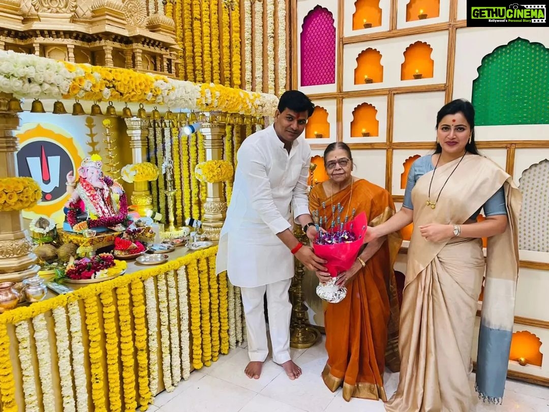 Navaneet Kaur Instagram - मुंबई येथील सागर निवासस्थानी महाराष्ट्र चे लाडके उप-मुख्यमंत्री मा ना देवेंद्र जी फडणवीस साहेबांच्या आई च्या उपास्थित श्री गणरायाचे दर्शन घेतले व आईचा आशीर्वाद घेतला. यावेळी आमदार रवीजी राणा उपस्थित होते. #ganeshotsav #ganpati #devendrafadnavis #Maharashtra