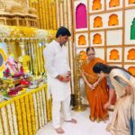 Navaneet Kaur Instagram - मुंबई येथील सागर निवासस्थानी महाराष्ट्र चे लाडके उप-मुख्यमंत्री मा ना देवेंद्र जी फडणवीस साहेबांच्या आई च्या उपास्थित श्री गणरायाचे दर्शन घेतले व आईचा आशीर्वाद घेतला. यावेळी आमदार रवीजी राणा उपस्थित होते. #ganeshotsav #ganpati #devendrafadnavis #Maharashtra