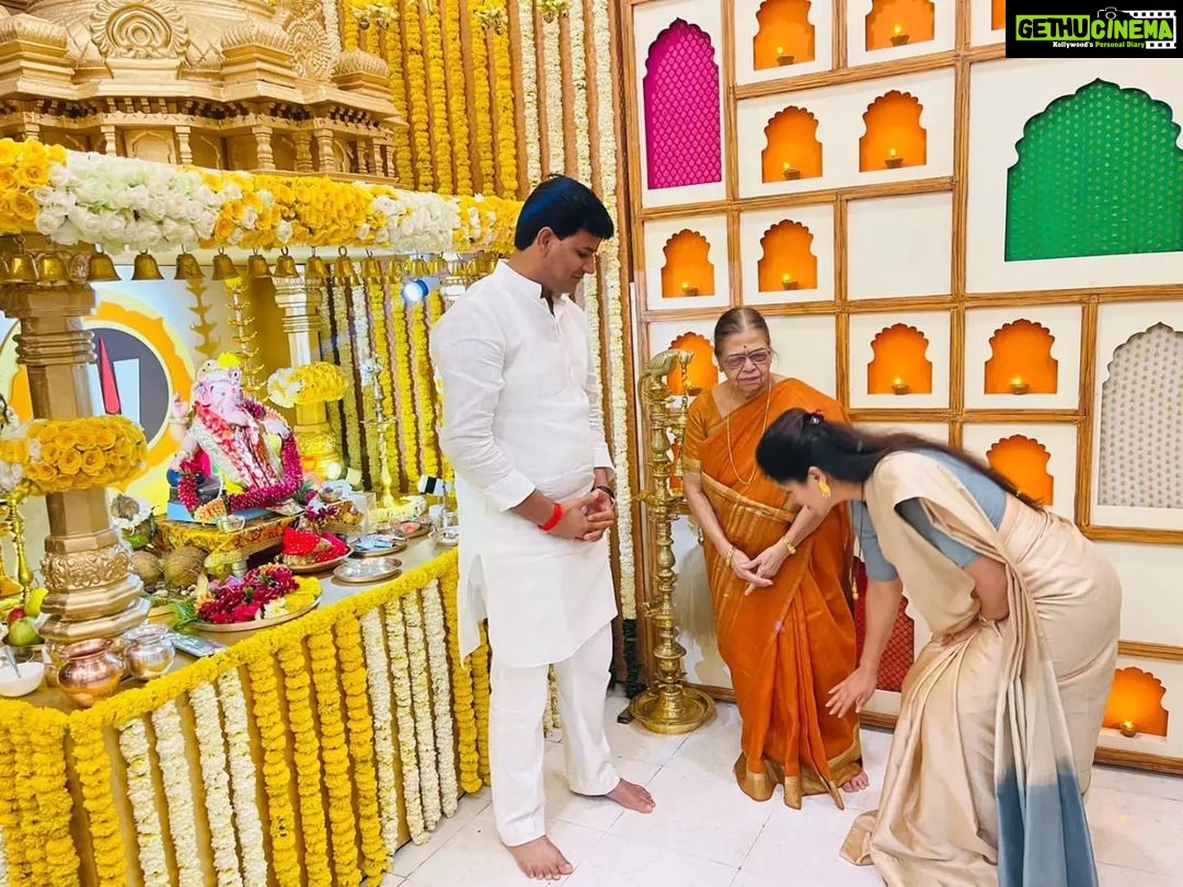Navaneet Kaur Instagram - मुंबई येथील सागर निवासस्थानी महाराष्ट्र चे लाडके उप-मुख्यमंत्री मा ना देवेंद्र जी फडणवीस साहेबांच्या आई च्या उपास्थित श्री गणरायाचे दर्शन घेतले व आईचा आशीर्वाद घेतला. यावेळी आमदार रवीजी राणा उपस्थित होते. #ganeshotsav #ganpati #devendrafadnavis #Maharashtra