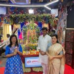 Navaneet Kaur Instagram - TV9 मराठी च्या मुंबई येथील मुख्य कार्यालय मध्ये आज गणपती बाप्पा ची आरती करून दर्शन घेतले व TV9 च्या पूर्ण टीम ला शुभेच्छा दिल्या।