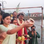 Navaneet Kaur Instagram - उत्तर भारतीयों के अत्यंत पवित्र व महत्वपूर्ण छट पुजा के निमित सभी उत्तर भारतीय भाई बहनों के साथ छत्री तलाव मे छट पुजा कर जलपूजन तथा सूर्य देवता को अर्ध्य देकर नमन किया और सभी को छट पुजा की शुभकामनाये दी
