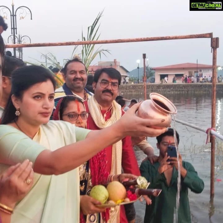 Navaneet Kaur Instagram - उत्तर भारतीयों के अत्यंत पवित्र व महत्वपूर्ण छट पुजा के निमित सभी उत्तर भारतीय भाई बहनों के साथ छत्री तलाव मे छट पुजा कर जलपूजन तथा सूर्य देवता को अर्ध्य देकर नमन किया और सभी को छट पुजा की शुभकामनाये दी