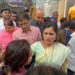 Navaneet Kaur Instagram - अमरावतीतील प्रभात चौकात असणारी राजेंद्र लॉज ची प्राचीन शिकस्त इमारत कोसळली, तातडीने घटनास्थळी धाव घेऊन मदतकार्याचा आढावा घेतला,मनपा प्रशासन,पोलीस विभाग, बचाव पथके यांच्याशी चर्चा करून मलब्याखाली अडकलेल्या 4/5जणांना सुखरूप बाहेर काढण्यासाठी प्रशासनाने युद्धपातळीवर प्रयत्न करण्याचे निर्देश