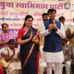 Navaneet Kaur Instagram - आपली दीपावली, आपुलकीची-सामाजिक बांधिलकीची,दरवर्षीप्रमाणे यंदाही दीपावलीच्या पावनपर्वावर आमच्या गंगा सावित्री निवासस्थानी अंध,दिव्यांग, कुष्ठरोगी,निराधार, शेतकरी विधवा महिला,माजी सैनिक,अनाथ बालके,विधवा,परित्यक्ता आदींना दिवाळी निम्मित किराणा किट,फराळाचे साहित्य,वस्त्र वाटप करण्यात आले,यावेळी उपस्थित असलेल्या हजारो लोकांना स्वहस्ते साहित्य वाटप करून आपली दिवाळी त्यांच्यासोबत साजरी करून सामाजिक बांधिलकी जोपासली व नेहमीप्रमाणे आपली दिवाळी त्यांच्यासमवेत साजरी करून त्यांच्या जीवनात दिवाळीचा गोडवा निर्माण करण्याचा प्रयत्न केला