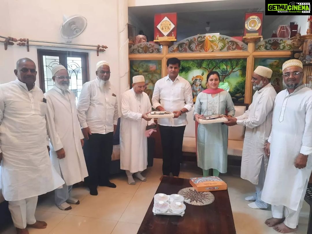 Navaneet Kaur Instagram - आज दाऊदी बोहरा समाज के आमिल साहेब शेख युसूफ भाई खैरखोनवला, शब्बीर भाई नेर वाला, कायद भाई होला वाला, ऍड शब्बीर हुसैन, मुल्ला खोजयमा खुर्रम दीपावली की शुभकामनाये देने आये.