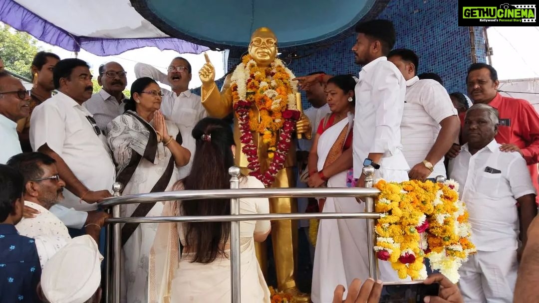 Navaneet Kaur Instagram - महामानव विश्वरत्न प.पू.डॉ बाबासाहेब आंबेडकर यांच्या इर्विन चौकातील पुतळा सौंदर्यीकरणासाठी खेचून आणला 50 लक्ष रुपयांचा चा निधी,आपल्या खासदारकीच्या पगारातून 10 लक्ष रुपये देणार, इर्विन चौकात संविधानाची प्रस्तावना,बाबासाहेबांचा जीवनपट ताम्रपटावर कोरणार व बाबासाहेबांच्या विचारांची ज्योत प्रज्वलित ठेवण्यासाठी संग्रहालय उभारणार