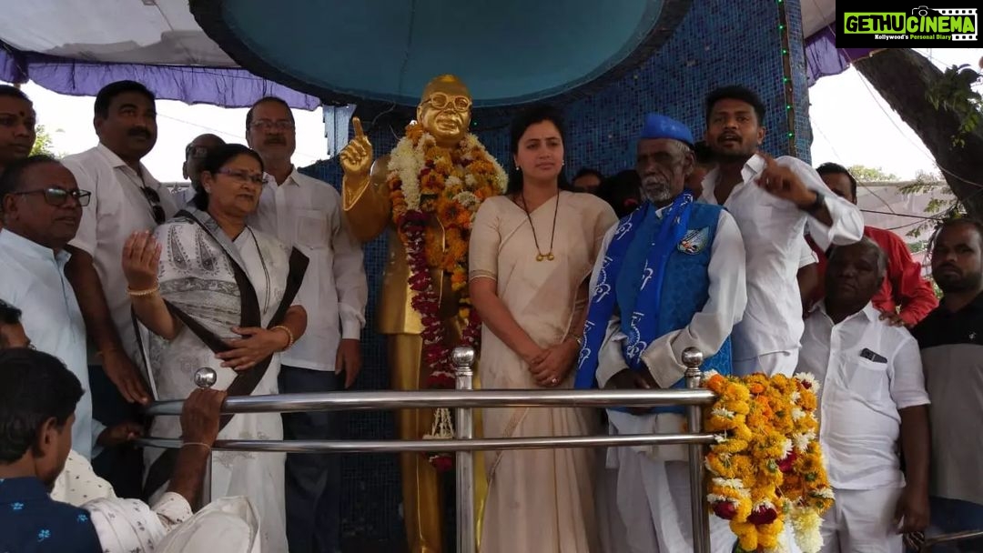 Navaneet Kaur Instagram - महामानव विश्वरत्न प.पू.डॉ बाबासाहेब आंबेडकर यांच्या इर्विन चौकातील पुतळा सौंदर्यीकरणासाठी खेचून आणला 50 लक्ष रुपयांचा चा निधी,आपल्या खासदारकीच्या पगारातून 10 लक्ष रुपये देणार, इर्विन चौकात संविधानाची प्रस्तावना,बाबासाहेबांचा जीवनपट ताम्रपटावर कोरणार व बाबासाहेबांच्या विचारांची ज्योत प्रज्वलित ठेवण्यासाठी संग्रहालय उभारणार