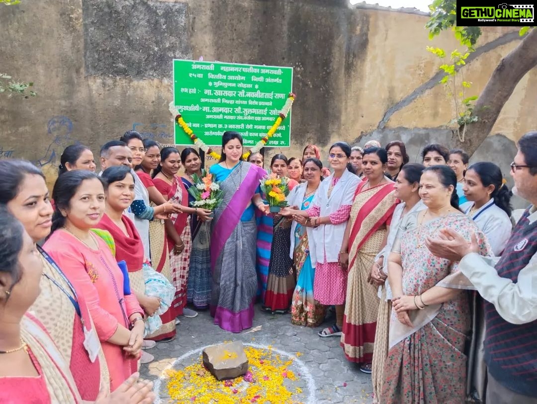 Navaneet Kaur Instagram - सर्वांगीण विकासासोबतच नागरिकांच्या उत्तम आरोग्यासाठी सातत्याने केंद्र व राज्य सरकारकडे केलेल्या यशस्वी पाठपुराव्याने मंजूर झालेल्या 2.60 कोटींच्या अमरावती शहरातील विविध अर्बन हेल्थ वेलनेस सेंटर चे भूमिपूजन संपन्न,अमरावती विधानसभा क्षेत्राच्या आमदार सौ सुलभाताई खोडके व मनपा आयुक्त श्री डॉ प्रवीण आष्टीकर यांच्यासह मनपा अधिकारी, युवा स्वाभिमान पदाधिकारी व कार्यकर्ते आणि नागरिक बंधू भगिनींच्या उपस्थितीत पार पडले भूमिपूजन सोहळे