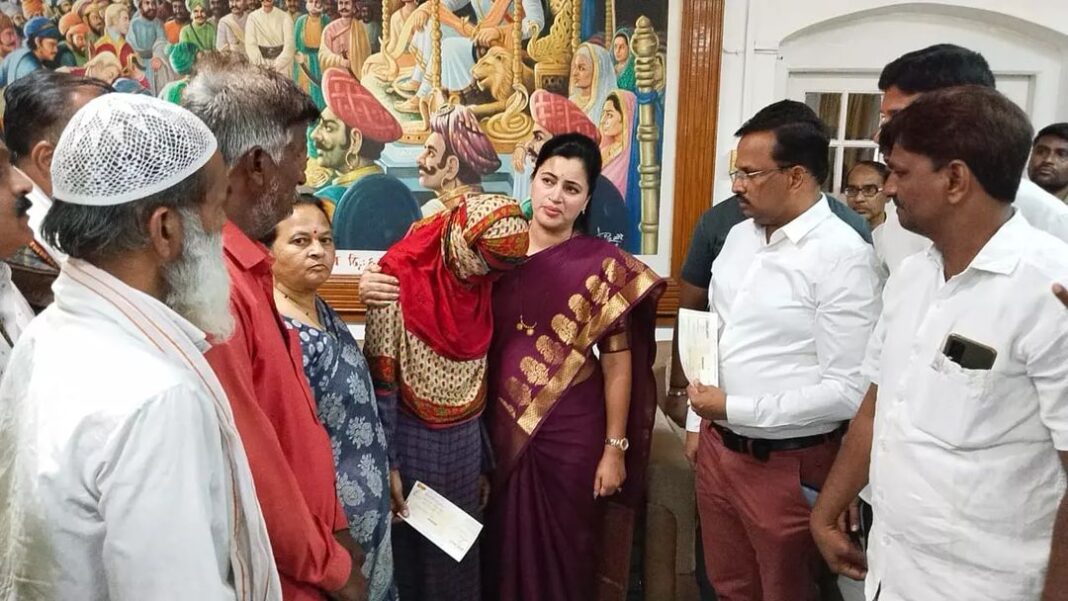 Navaneet Kaur Instagram - प्रभात चौक येथील राजदीप बिल्डिंग पडून मृत्युमुखी पडलेल्या पाच लाभार्थ्यांच्या नातेवाईकांना खासदार नवनीत राणा यांचे हस्ते केले पाच, पाच लाख रुपयांचे चेक वाटप. मागील महिन्यामध्ये प्रभात टॉकीज जवळील राजदीप नामक दुकानाची बिल्डिंग पडून त्यामध्ये मॅनेजरसह पाच मजुरांचा दबून मृत्यू झाला होता. त्यामुळे त्या सर्व परिवाराला शासनातर्फे मदत मिळावी व जबाबदार असलेल्या अधिकाऱ्यांवर कारवाई व्हावी याकरिता शासन स्तरावर तसेच मा मुख्यमंत्री, उपमुख्यमंत्री यांच्याकडे पाठपुरावा केला होता. त्या पाठपुरानंतर शासनाकडून तातडीने पाच लक्ष रुपयाची मदत माननीय उपमुख्यमंत्री तथा अमरावती जिल्ह्याचे पालकमंत्री देवेंद्र फडवणीस साहेब यांनी तातडीने जाहीर केलेली होती. ही मदत ताबडतोब मिळावी याकरिता अथक परिश्रम घेऊन ताबडतोब प्रशासनाला निर्देश दिले यावरून आज अमरावती शासकीय विश्रामगृह येथे मृत्युमुखी पडलेले स्व.रवी परमार, देवानंद वाटकर, मोहम्मद कमर इकबाल मोहम्मद रफिक, मोहम्मद आरिफ शेख रहीम, रिजवान शहा शरीफ शहा, या पाच इसमांच्या परिवारातील सदस्यांना पाच लक्ष रुपयांचं एकूण 25 लाखाचे चेक वाटप करण्यात आले .