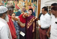 Navaneet Kaur Instagram - प्रभात चौक येथील राजदीप बिल्डिंग पडून मृत्युमुखी पडलेल्या पाच लाभार्थ्यांच्या नातेवाईकांना खासदार नवनीत राणा यांचे हस्ते केले पाच, पाच लाख रुपयांचे चेक वाटप. मागील महिन्यामध्ये प्रभात टॉकीज जवळील राजदीप नामक दुकानाची बिल्डिंग पडून त्यामध्ये मॅनेजरसह पाच मजुरांचा दबून मृत्यू झाला होता. त्यामुळे त्या सर्व परिवाराला शासनातर्फे मदत मिळावी व जबाबदार असलेल्या अधिकाऱ्यांवर कारवाई व्हावी याकरिता शासन स्तरावर तसेच मा मुख्यमंत्री, उपमुख्यमंत्री यांच्याकडे पाठपुरावा केला होता. त्या पाठपुरानंतर शासनाकडून तातडीने पाच लक्ष रुपयाची मदत माननीय उपमुख्यमंत्री तथा अमरावती जिल्ह्याचे पालकमंत्री देवेंद्र फडवणीस साहेब यांनी तातडीने जाहीर केलेली होती. ही मदत ताबडतोब मिळावी याकरिता अथक परिश्रम घेऊन ताबडतोब प्रशासनाला निर्देश दिले यावरून आज अमरावती शासकीय विश्रामगृह येथे मृत्युमुखी पडलेले स्व.रवी परमार, देवानंद वाटकर, मोहम्मद कमर इकबाल मोहम्मद रफिक, मोहम्मद आरिफ शेख रहीम, रिजवान शहा शरीफ शहा, या पाच इसमांच्या परिवारातील सदस्यांना पाच लक्ष रुपयांचं एकूण 25 लाखाचे चेक वाटप करण्यात आले .