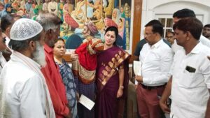Navaneet Kaur Instagram - प्रभात चौक येथील राजदीप बिल्डिंग पडून मृत्युमुखी पडलेल्या पाच लाभार्थ्यांच्या नातेवाईकांना खासदार नवनीत राणा यांचे हस्ते केले पाच, पाच लाख रुपयांचे चेक वाटप. मागील महिन्यामध्ये प्रभात टॉकीज जवळील राजदीप नामक दुकानाची बिल्डिंग पडून त्यामध्ये मॅनेजरसह पाच मजुरांचा दबून मृत्यू झाला होता. त्यामुळे त्या सर्व परिवाराला शासनातर्फे मदत मिळावी व जबाबदार असलेल्या अधिकाऱ्यांवर कारवाई व्हावी याकरिता शासन स्तरावर तसेच मा मुख्यमंत्री, उपमुख्यमंत्री यांच्याकडे पाठपुरावा केला होता. त्या पाठपुरानंतर शासनाकडून तातडीने पाच लक्ष रुपयाची मदत माननीय उपमुख्यमंत्री तथा अमरावती जिल्ह्याचे पालकमंत्री देवेंद्र फडवणीस साहेब यांनी तातडीने जाहीर केलेली होती. ही मदत ताबडतोब मिळावी याकरिता अथक परिश्रम घेऊन ताबडतोब प्रशासनाला निर्देश दिले यावरून आज अमरावती शासकीय विश्रामगृह येथे मृत्युमुखी पडलेले स्व.रवी परमार, देवानंद वाटकर, मोहम्मद कमर इकबाल मोहम्मद रफिक, मोहम्मद आरिफ शेख रहीम, रिजवान शहा शरीफ शहा, या पाच इसमांच्या परिवारातील सदस्यांना पाच लक्ष रुपयांचं एकूण 25 लाखाचे चेक वाटप करण्यात आले .