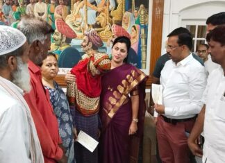 Navaneet Kaur Instagram - प्रभात चौक येथील राजदीप बिल्डिंग पडून मृत्युमुखी पडलेल्या पाच लाभार्थ्यांच्या नातेवाईकांना खासदार नवनीत राणा यांचे हस्ते केले पाच, पाच लाख रुपयांचे चेक वाटप. मागील महिन्यामध्ये प्रभात टॉकीज जवळील राजदीप नामक दुकानाची बिल्डिंग पडून त्यामध्ये मॅनेजरसह पाच मजुरांचा दबून मृत्यू झाला होता. त्यामुळे त्या सर्व परिवाराला शासनातर्फे मदत मिळावी व जबाबदार असलेल्या अधिकाऱ्यांवर कारवाई व्हावी याकरिता शासन स्तरावर तसेच मा मुख्यमंत्री, उपमुख्यमंत्री यांच्याकडे पाठपुरावा केला होता. त्या पाठपुरानंतर शासनाकडून तातडीने पाच लक्ष रुपयाची मदत माननीय उपमुख्यमंत्री तथा अमरावती जिल्ह्याचे पालकमंत्री देवेंद्र फडवणीस साहेब यांनी तातडीने जाहीर केलेली होती. ही मदत ताबडतोब मिळावी याकरिता अथक परिश्रम घेऊन ताबडतोब प्रशासनाला निर्देश दिले यावरून आज अमरावती शासकीय विश्रामगृह येथे मृत्युमुखी पडलेले स्व.रवी परमार, देवानंद वाटकर, मोहम्मद कमर इकबाल मोहम्मद रफिक, मोहम्मद आरिफ शेख रहीम, रिजवान शहा शरीफ शहा, या पाच इसमांच्या परिवारातील सदस्यांना पाच लक्ष रुपयांचं एकूण 25 लाखाचे चेक वाटप करण्यात आले .