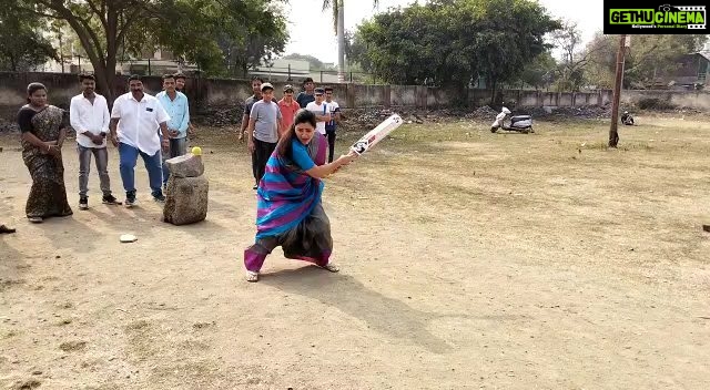 Navaneet Kaur Instagram - अंबिका नगर अमरावती येथे मुलांसोबत क्रिकेट खेळण्याचा आनंद घेतला.