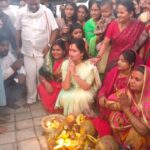 Navaneet Kaur Instagram - उत्तर भारतीयों के अत्यंत पवित्र व महत्वपूर्ण छट पुजा के निमित सभी उत्तर भारतीय भाई बहनों के साथ छत्री तलाव मे छट पुजा कर जलपूजन तथा सूर्य देवता को अर्ध्य देकर नमन किया और सभी को छट पुजा की शुभकामनाये दी