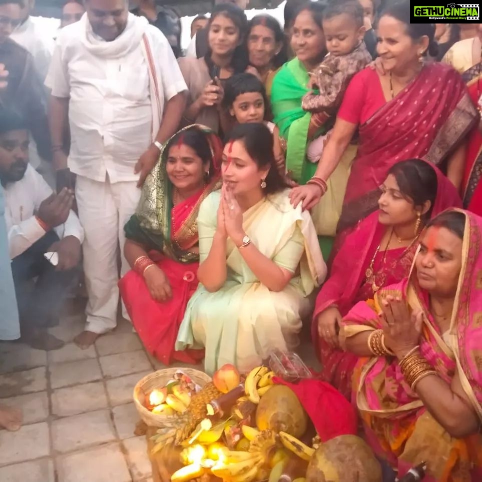 Navaneet Kaur Instagram - उत्तर भारतीयों के अत्यंत पवित्र व महत्वपूर्ण छट पुजा के निमित सभी उत्तर भारतीय भाई बहनों के साथ छत्री तलाव मे छट पुजा कर जलपूजन तथा सूर्य देवता को अर्ध्य देकर नमन किया और सभी को छट पुजा की शुभकामनाये दी