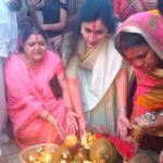 Navaneet Kaur Instagram - उत्तर भारतीयों के अत्यंत पवित्र व महत्वपूर्ण छट पुजा के निमित सभी उत्तर भारतीय भाई बहनों के साथ छत्री तलाव मे छट पुजा कर जलपूजन तथा सूर्य देवता को अर्ध्य देकर नमन किया और सभी को छट पुजा की शुभकामनाये दी