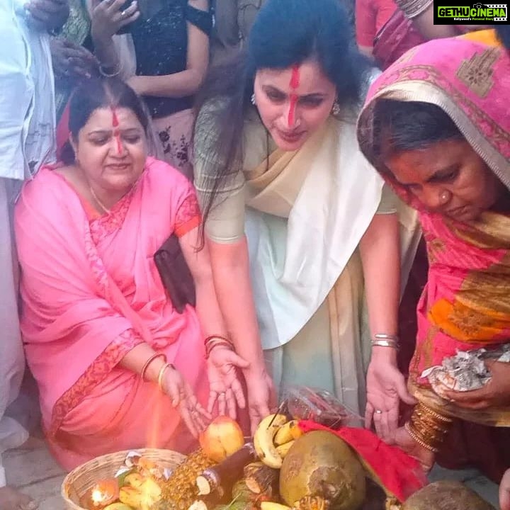 Navaneet Kaur Instagram - उत्तर भारतीयों के अत्यंत पवित्र व महत्वपूर्ण छट पुजा के निमित सभी उत्तर भारतीय भाई बहनों के साथ छत्री तलाव मे छट पुजा कर जलपूजन तथा सूर्य देवता को अर्ध्य देकर नमन किया और सभी को छट पुजा की शुभकामनाये दी