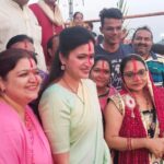 Navaneet Kaur Instagram - उत्तर भारतीयों के अत्यंत पवित्र व महत्वपूर्ण छट पुजा के निमित सभी उत्तर भारतीय भाई बहनों के साथ छत्री तलाव मे छट पुजा कर जलपूजन तथा सूर्य देवता को अर्ध्य देकर नमन किया और सभी को छट पुजा की शुभकामनाये दी