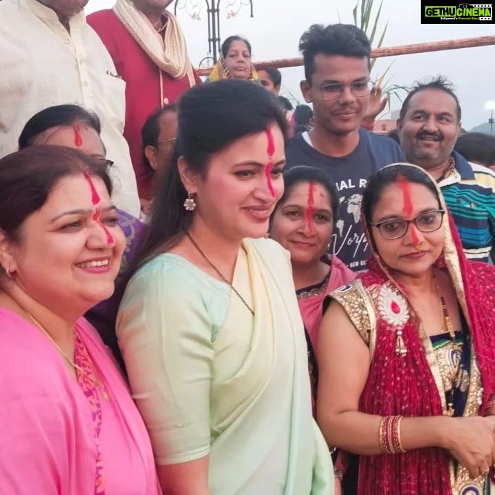 Navaneet Kaur Instagram - उत्तर भारतीयों के अत्यंत पवित्र व महत्वपूर्ण छट पुजा के निमित सभी उत्तर भारतीय भाई बहनों के साथ छत्री तलाव मे छट पुजा कर जलपूजन तथा सूर्य देवता को अर्ध्य देकर नमन किया और सभी को छट पुजा की शुभकामनाये दी