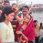 Navaneet Kaur Instagram - उत्तर भारतीयों के अत्यंत पवित्र व महत्वपूर्ण छट पुजा के निमित सभी उत्तर भारतीय भाई बहनों के साथ छत्री तलाव मे छट पुजा कर जलपूजन तथा सूर्य देवता को अर्ध्य देकर नमन किया और सभी को छट पुजा की शुभकामनाये दी