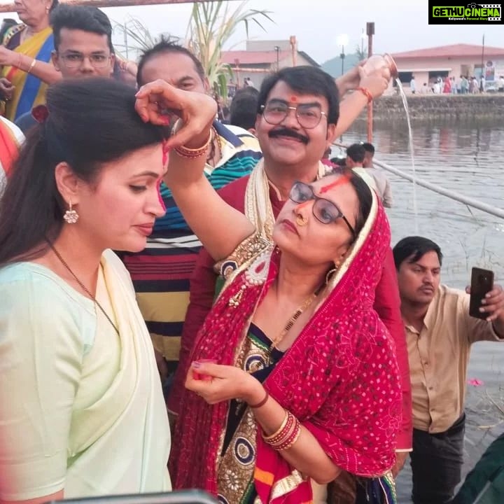 Navaneet Kaur Instagram - उत्तर भारतीयों के अत्यंत पवित्र व महत्वपूर्ण छट पुजा के निमित सभी उत्तर भारतीय भाई बहनों के साथ छत्री तलाव मे छट पुजा कर जलपूजन तथा सूर्य देवता को अर्ध्य देकर नमन किया और सभी को छट पुजा की शुभकामनाये दी
