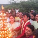 Navaneet Kaur Instagram - उत्तर भारतीयों के अत्यंत पवित्र व महत्वपूर्ण छट पुजा के निमित सभी उत्तर भारतीय भाई बहनों के साथ छत्री तलाव मे छट पुजा कर जलपूजन तथा सूर्य देवता को अर्ध्य देकर नमन किया और सभी को छट पुजा की शुभकामनाये दी