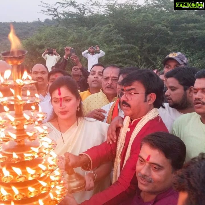 Navaneet Kaur Instagram - उत्तर भारतीयों के अत्यंत पवित्र व महत्वपूर्ण छट पुजा के निमित सभी उत्तर भारतीय भाई बहनों के साथ छत्री तलाव मे छट पुजा कर जलपूजन तथा सूर्य देवता को अर्ध्य देकर नमन किया और सभी को छट पुजा की शुभकामनाये दी