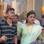Navaneet Kaur Instagram - अमरावतीतील प्रभात चौकात असणारी राजेंद्र लॉज ची प्राचीन शिकस्त इमारत कोसळली, तातडीने घटनास्थळी धाव घेऊन मदतकार्याचा आढावा घेतला,मनपा प्रशासन,पोलीस विभाग, बचाव पथके यांच्याशी चर्चा करून मलब्याखाली अडकलेल्या 4/5जणांना सुखरूप बाहेर काढण्यासाठी प्रशासनाने युद्धपातळीवर प्रयत्न करण्याचे निर्देश