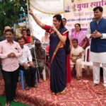 Navaneet Kaur Instagram - आपली दीपावली, आपुलकीची-सामाजिक बांधिलकीची,दरवर्षीप्रमाणे यंदाही दीपावलीच्या पावनपर्वावर आमच्या गंगा सावित्री निवासस्थानी अंध,दिव्यांग, कुष्ठरोगी,निराधार, शेतकरी विधवा महिला,माजी सैनिक,अनाथ बालके,विधवा,परित्यक्ता आदींना दिवाळी निम्मित किराणा किट,फराळाचे साहित्य,वस्त्र वाटप करण्यात आले,यावेळी उपस्थित असलेल्या हजारो लोकांना स्वहस्ते साहित्य वाटप करून आपली दिवाळी त्यांच्यासोबत साजरी करून सामाजिक बांधिलकी जोपासली व नेहमीप्रमाणे आपली दिवाळी त्यांच्यासमवेत साजरी करून त्यांच्या जीवनात दिवाळीचा गोडवा निर्माण करण्याचा प्रयत्न केला