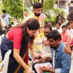 Navaneet Kaur Instagram - आपली दीपावली, आपुलकीची-सामाजिक बांधिलकीची,दरवर्षीप्रमाणे यंदाही दीपावलीच्या पावनपर्वावर आमच्या गंगा सावित्री निवासस्थानी अंध,दिव्यांग, कुष्ठरोगी,निराधार, शेतकरी विधवा महिला,माजी सैनिक,अनाथ बालके,विधवा,परित्यक्ता आदींना दिवाळी निम्मित किराणा किट,फराळाचे साहित्य,वस्त्र वाटप करण्यात आले,यावेळी उपस्थित असलेल्या हजारो लोकांना स्वहस्ते साहित्य वाटप करून आपली दिवाळी त्यांच्यासोबत साजरी करून सामाजिक बांधिलकी जोपासली व नेहमीप्रमाणे आपली दिवाळी त्यांच्यासमवेत साजरी करून त्यांच्या जीवनात दिवाळीचा गोडवा निर्माण करण्याचा प्रयत्न केला