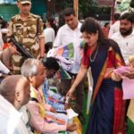 Navaneet Kaur Instagram - आपली दीपावली, आपुलकीची-सामाजिक बांधिलकीची,दरवर्षीप्रमाणे यंदाही दीपावलीच्या पावनपर्वावर आमच्या गंगा सावित्री निवासस्थानी अंध,दिव्यांग, कुष्ठरोगी,निराधार, शेतकरी विधवा महिला,माजी सैनिक,अनाथ बालके,विधवा,परित्यक्ता आदींना दिवाळी निम्मित किराणा किट,फराळाचे साहित्य,वस्त्र वाटप करण्यात आले,यावेळी उपस्थित असलेल्या हजारो लोकांना स्वहस्ते साहित्य वाटप करून आपली दिवाळी त्यांच्यासोबत साजरी करून सामाजिक बांधिलकी जोपासली व नेहमीप्रमाणे आपली दिवाळी त्यांच्यासमवेत साजरी करून त्यांच्या जीवनात दिवाळीचा गोडवा निर्माण करण्याचा प्रयत्न केला