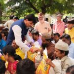 Navaneet Kaur Instagram - आपली दीपावली, आपुलकीची-सामाजिक बांधिलकीची,दरवर्षीप्रमाणे यंदाही दीपावलीच्या पावनपर्वावर आमच्या गंगा सावित्री निवासस्थानी अंध,दिव्यांग, कुष्ठरोगी,निराधार, शेतकरी विधवा महिला,माजी सैनिक,अनाथ बालके,विधवा,परित्यक्ता आदींना दिवाळी निम्मित किराणा किट,फराळाचे साहित्य,वस्त्र वाटप करण्यात आले,यावेळी उपस्थित असलेल्या हजारो लोकांना स्वहस्ते साहित्य वाटप करून आपली दिवाळी त्यांच्यासोबत साजरी करून सामाजिक बांधिलकी जोपासली व नेहमीप्रमाणे आपली दिवाळी त्यांच्यासमवेत साजरी करून त्यांच्या जीवनात दिवाळीचा गोडवा निर्माण करण्याचा प्रयत्न केला