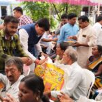 Navaneet Kaur Instagram - आपली दीपावली, आपुलकीची-सामाजिक बांधिलकीची,दरवर्षीप्रमाणे यंदाही दीपावलीच्या पावनपर्वावर आमच्या गंगा सावित्री निवासस्थानी अंध,दिव्यांग, कुष्ठरोगी,निराधार, शेतकरी विधवा महिला,माजी सैनिक,अनाथ बालके,विधवा,परित्यक्ता आदींना दिवाळी निम्मित किराणा किट,फराळाचे साहित्य,वस्त्र वाटप करण्यात आले,यावेळी उपस्थित असलेल्या हजारो लोकांना स्वहस्ते साहित्य वाटप करून आपली दिवाळी त्यांच्यासोबत साजरी करून सामाजिक बांधिलकी जोपासली व नेहमीप्रमाणे आपली दिवाळी त्यांच्यासमवेत साजरी करून त्यांच्या जीवनात दिवाळीचा गोडवा निर्माण करण्याचा प्रयत्न केला