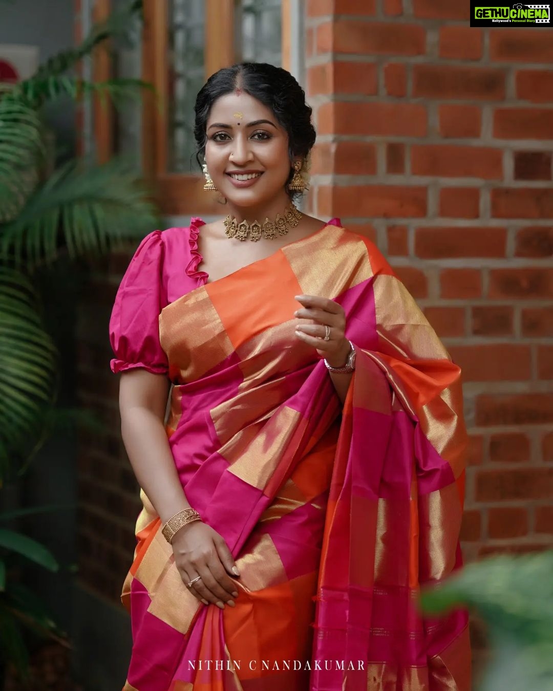 Navya Nair Instagram - @navyanair143 ❤ @maathangibynavya Makeup&Hair :- @sijanmakeupartist Styling :- @sabarinathk_ Jewelry :- @meralda.jewels Photography :- @nithin_c_nandakumar @wedlock__stories #navyanair Kochi, India