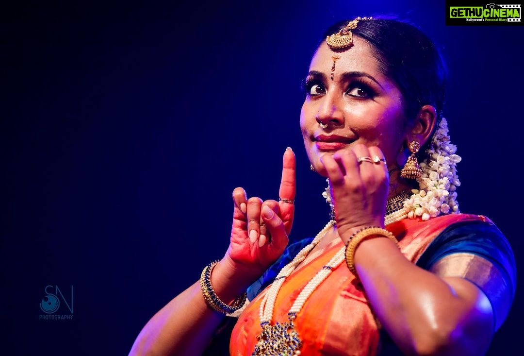 Navya Nair Instagram - Yesrerdays programme pics , Changampuzha nritta aaswadaka sadassu .. Thanking everyone for the overwhelming response .. Thank you for the rain like applause ,the detailed aaswadanam by chandrika aunty .. Feeling blessed .. The clicks β€οΈ @artfotographer , the timinb man π€π€π€ Guru manu master Singer @bhagya_92 Mridangam @prabaljithkb Nattuvangam @pranav.deva Veena @dharma_theerthan Make up @vargheseantony_bridal_makeover Costumes ayyelu chennai