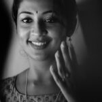 Navya Nair Instagram – Continuity still pc @rishi_unni 

@scube_films
@director_aniesh_upaasana @ratheena_pt @johnyantonyofficial 
@george.kora @sminusijo 
@saijukurup @syamaprakashms @sherga2202 @shenugajaithilak 
@shegnavijil
@sameerasaneesh 
@amal_ajithkumar @___namitha.___ @afsal_.3578 @nidhinmaniyan
@cinemakkaran_mayoon_