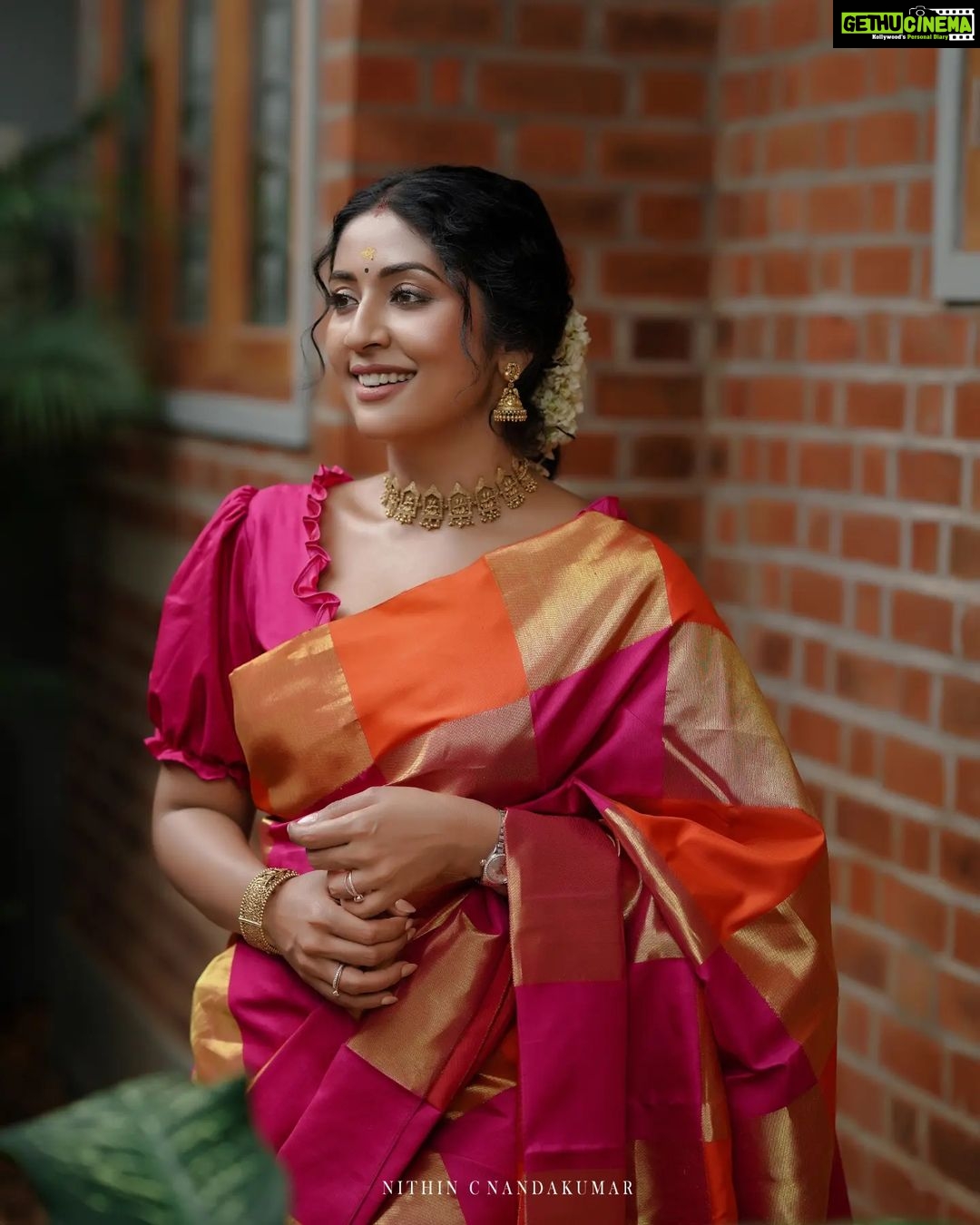 Navya Nair Instagram - @navyanair143 ❤ @maathangibynavya Makeup&Hair :- @sijanmakeupartist Styling :- @sabarinathk_ Jewelry :- @meralda.jewels Photography :- @nithin_c_nandakumar @wedlock__stories #navyanair Kochi, India