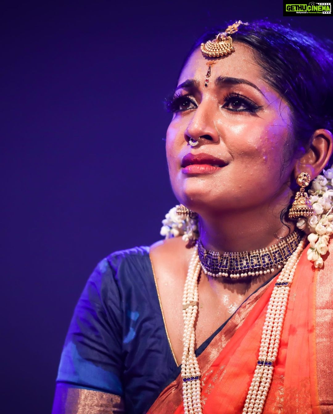 Navya Nair Instagram - Yesrerdays programme pics , Changampuzha nritta aaswadaka sadassu .. Thanking everyone for the overwhelming response .. Thank you for the rain like applause ,the detailed aaswadanam by chandrika aunty .. Feeling blessed .. The clicks β€οΈ @artfotographer , the timinb man π€π€π€ Guru manu master Singer @bhagya_92 Mridangam @prabaljithkb Nattuvangam @pranav.deva Veena @dharma_theerthan Make up @vargheseantony_bridal_makeover Costumes ayyelu chennai