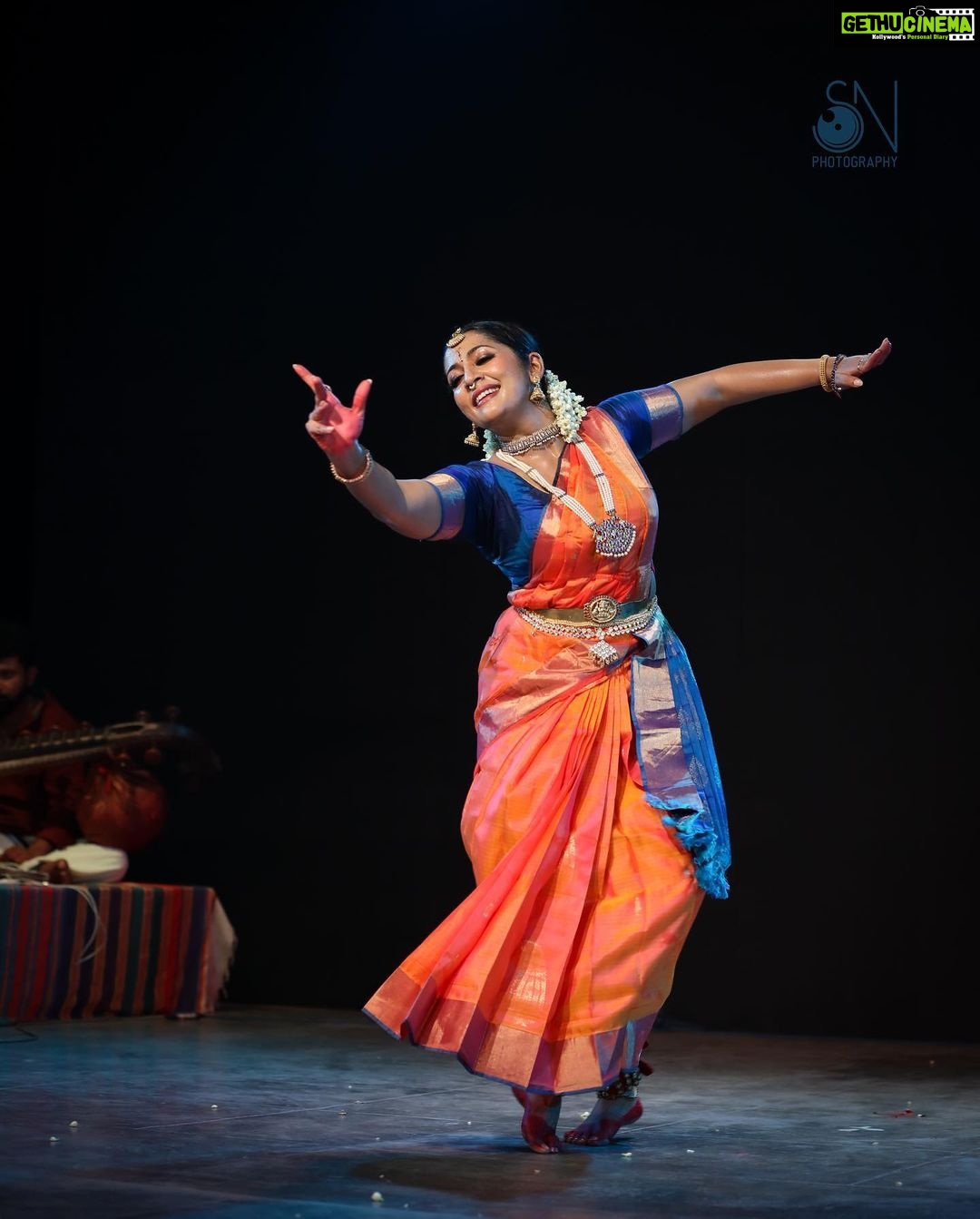 Navya Nair Instagram - Yesrerdays programme pics , Changampuzha nritta aaswadaka sadassu .. Thanking everyone for the overwhelming response .. Thank you for the rain like applause ,the detailed aaswadanam by chandrika aunty .. Feeling blessed .. The clicks β€οΈ @artfotographer , the timinb man π€π€π€ Guru manu master Singer @bhagya_92 Mridangam @prabaljithkb Nattuvangam @pranav.deva Veena @dharma_theerthan Make up @vargheseantony_bridal_makeover Costumes ayyelu chennai