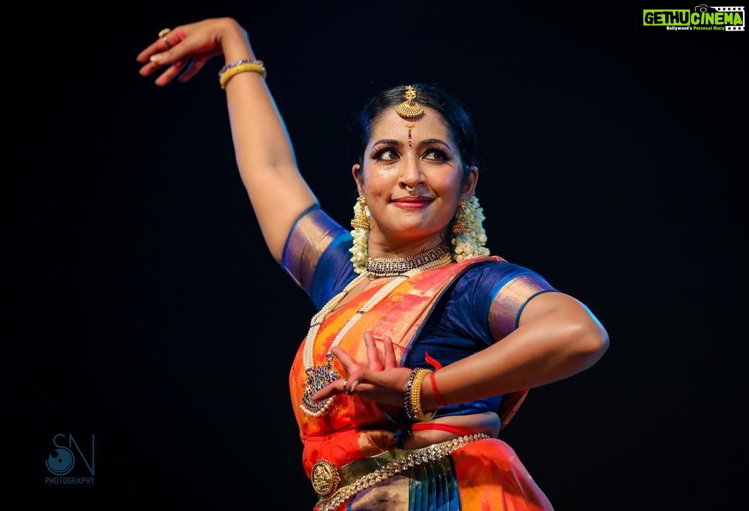Navya Nair Instagram - Yesrerdays programme pics , Changampuzha nritta aaswadaka sadassu .. Thanking everyone for the overwhelming response .. Thank you for the rain like applause ,the detailed aaswadanam by chandrika aunty .. Feeling blessed .. The clicks β€οΈ @artfotographer , the timinb man π€π€π€ Guru manu master Singer @bhagya_92 Mridangam @prabaljithkb Nattuvangam @pranav.deva Veena @dharma_theerthan Make up @vargheseantony_bridal_makeover Costumes ayyelu chennai