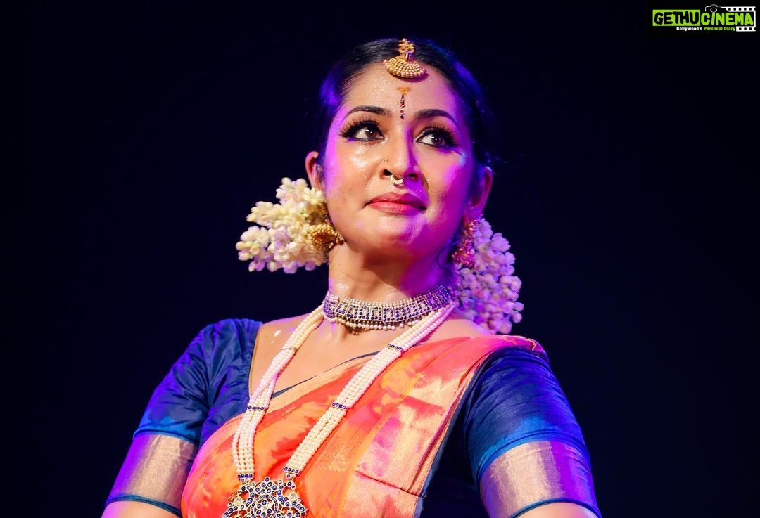 Navya Nair Instagram - Yesrerdays programme pics , Changampuzha nritta aaswadaka sadassu .. Thanking everyone for the overwhelming response .. Thank you for the rain like applause ,the detailed aaswadanam by chandrika aunty .. Feeling blessed .. The clicks β€οΈ @artfotographer , the timinb man π€π€π€ Guru manu master Singer @bhagya_92 Mridangam @prabaljithkb Nattuvangam @pranav.deva Veena @dharma_theerthan Make up @vargheseantony_bridal_makeover Costumes ayyelu chennai