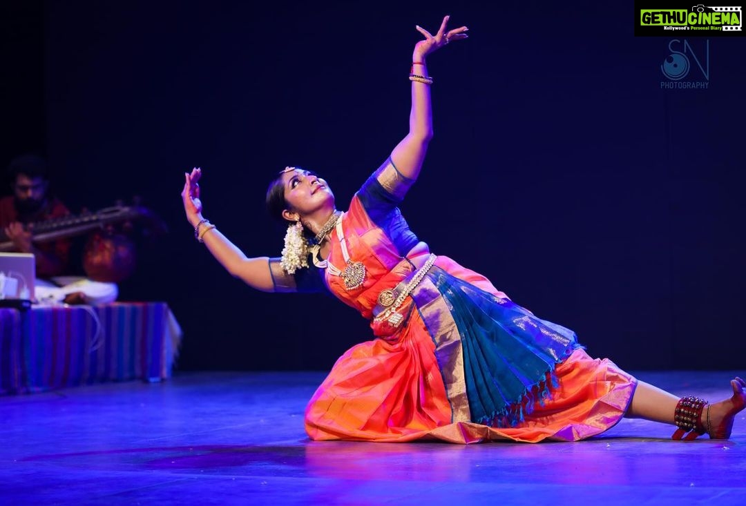 Navya Nair Instagram - Yesrerdays programme pics , Changampuzha nritta aaswadaka sadassu .. Thanking everyone for the overwhelming response .. Thank you for the rain like applause ,the detailed aaswadanam by chandrika aunty .. Feeling blessed .. The clicks β€οΈ @artfotographer , the timinb man π€π€π€ Guru manu master Singer @bhagya_92 Mridangam @prabaljithkb Nattuvangam @pranav.deva Veena @dharma_theerthan Make up @vargheseantony_bridal_makeover Costumes ayyelu chennai