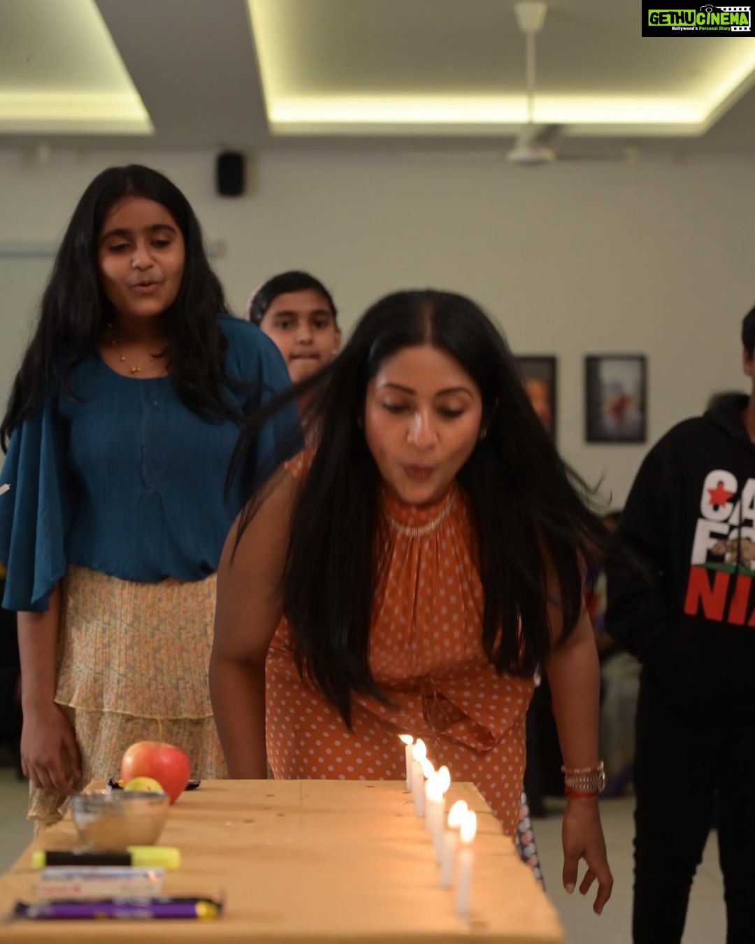 Navya Nair Instagram - Blow the candle .. expected candies bt got salt 😂😂😂 me and sis in law both 💃🏽💃🏽💃🏽💃🏽 out complete .. thank u @___namitha.___ fr the wonderful game 🙄🙄🙄