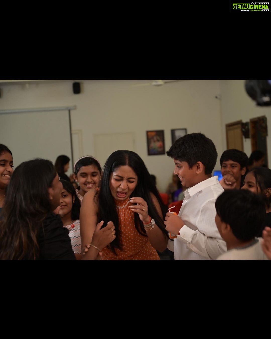 Navya Nair Instagram - Blow the candle .. expected candies bt got salt 😂😂😂 me and sis in law both 💃🏽💃🏽💃🏽💃🏽 out complete .. thank u @___namitha.___ fr the wonderful game 🙄🙄🙄