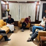 Nawazuddin Siddiqui Instagram - It was super amazing to spend some quality time with you @rishabshettyofficial & @pramodshettyk & team #kantara at my house. Surprisingly @rishabshettyofficial and I have so many things in common that we could talk about it endlessly #cinema #art #theatre #craft #BVKaranthJi #GirishKarnaJi #kamalhaasan @ikamalhaasan Ji.
