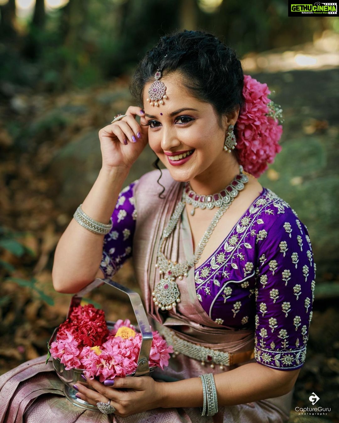 Neetha Ashok Instagram - Just smile it away 🙃 Picture credits @gurugatty_mlore @captureguru_photography Styling @boss_ladyy_vestire MUA @shubhas_beauty_lounge . . . Saree @kyara_the_label Blouse @vastramboutiquemangalore