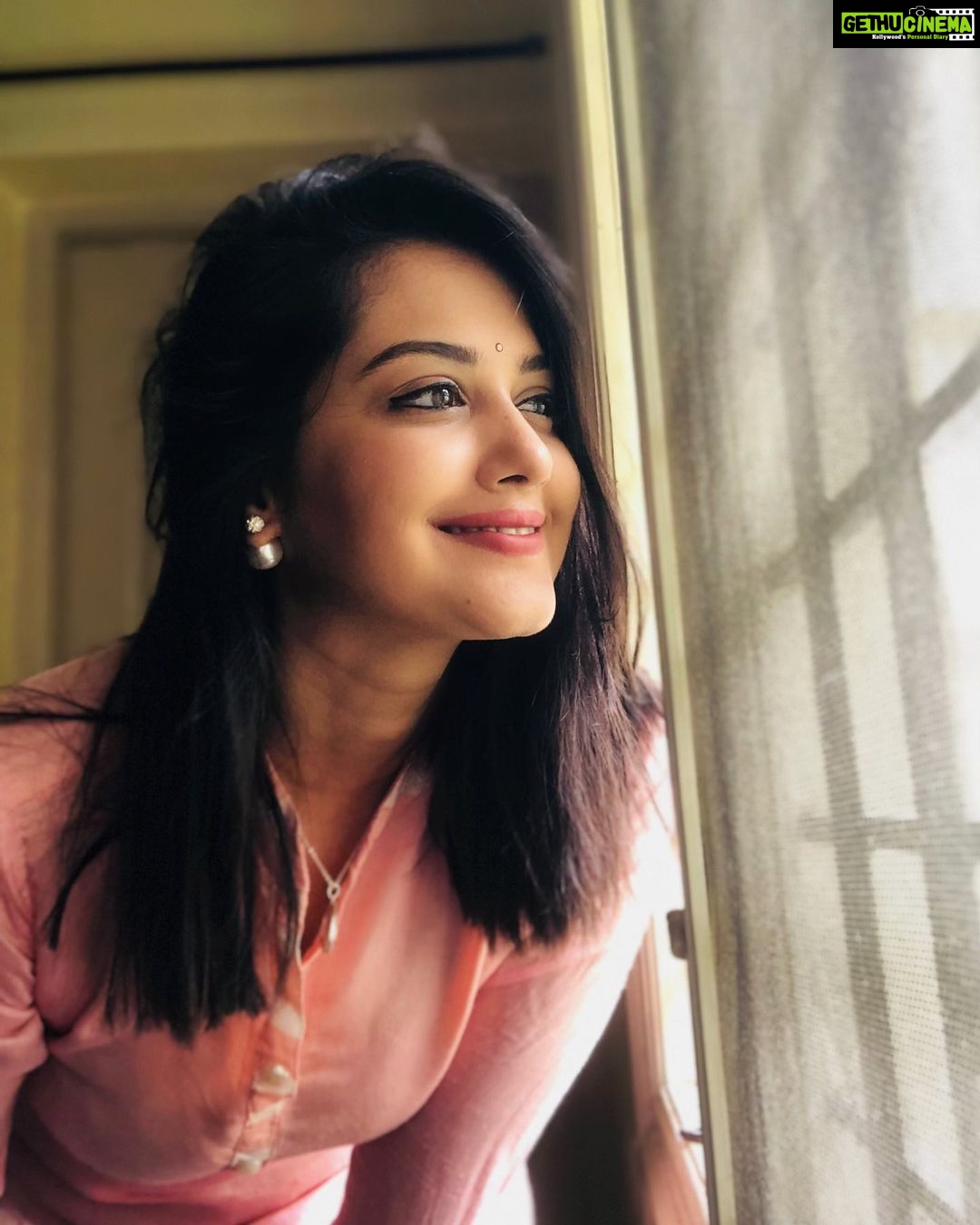 Neetha Ashok Instagram - ನಿಮಗೂ, ನಿಮ್ಮ ಕುಟುಂಬಕ್ಕೂ ಸೌರಮಾನ ಯುಗಾದಿ ಹಬ್ಬದ ಶುಭಾಶಯಗಳು.... ಬದುಕಿನಲ್ಲಿ ಬೇವಿನ ಕಹಿ ದೂರವಾಗಲಿ, ಬೆಲ್ಲದ ಸಿಹಿ ಹೆಚ್ಚಲಿ, ಹೊಸ ವರ್ಷ ಹರ್ಷವನ್ನು ತರಲಿ… ❤️🙏🏻